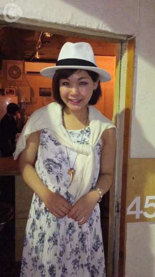 Being satisfied with sherry at the bar【4