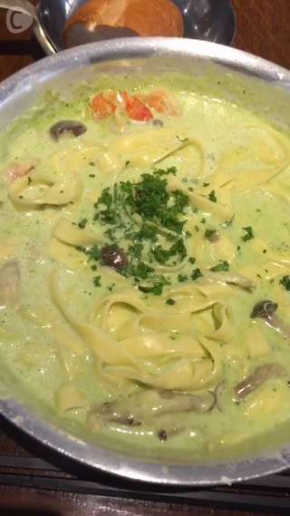 【松藤見菜子】福岡市の白のフライパンで出てくる絶品バジルクリームパスタ！！