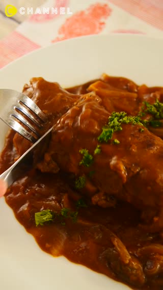 お肉をお肉で巻いてボリュームアップ★ フライパンで作る！ロールビーフシチュー