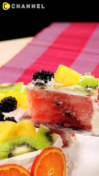 ケーキを切ってびっくり！まるごとスイカケーキ