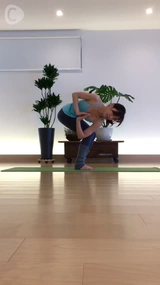 代謝UP 捻った椅子のポーズ