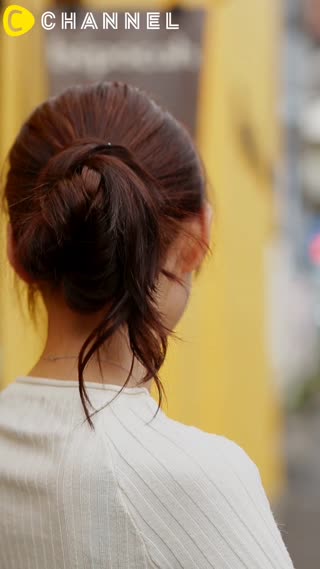 將頭髮扭轉一下，綁出優雅丸子頭♡
