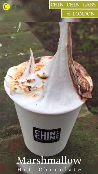 ช็อกโกแลตร้อนสกู๊ปมาร์ชเมลโลว์พูนๆ 