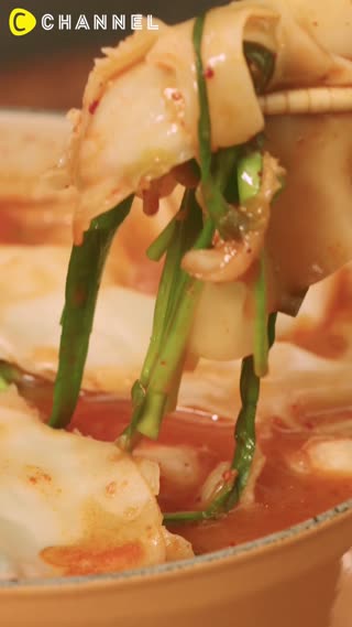 加了餃子皮更有飽足感！泡菜起司鍋