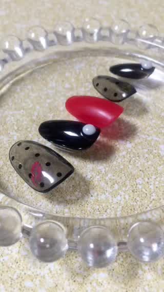 【透け感がセクシーな】ドットのストッキングネイル