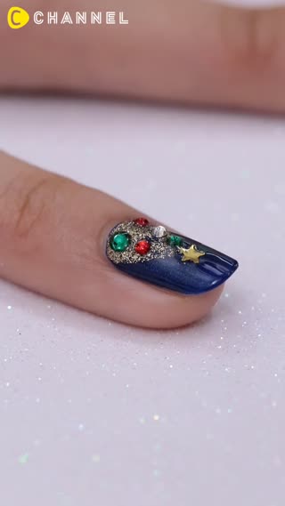 指先に光を集めて♪キラキラ輝くツリーネイル