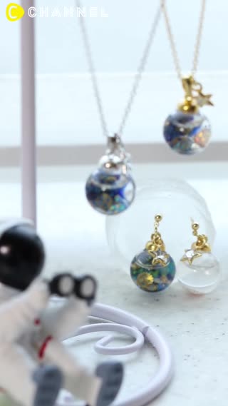 將美麗的夜空與深海世界鎖在玻璃球裡的「玻璃球飾品」