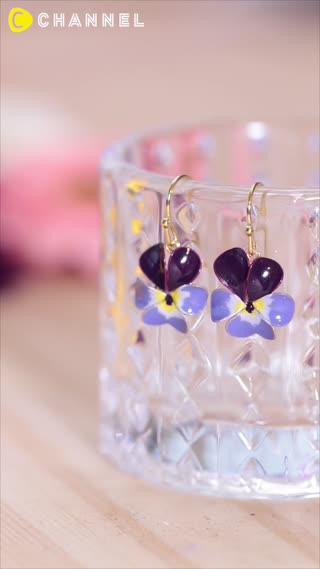 ตุ้มหูดอกไม้สีม่วงไซส์จิ๋ว ทำจากยาทาเล็บ