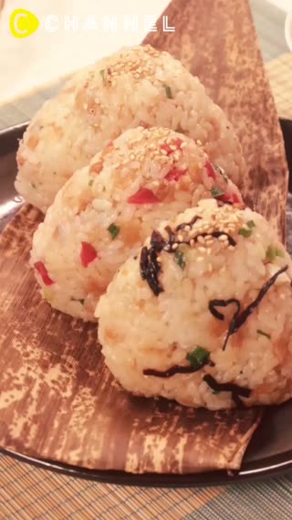 網路上超火熱的食譜♡簡單美味御飯糰來點和平常不一樣的口味吧！