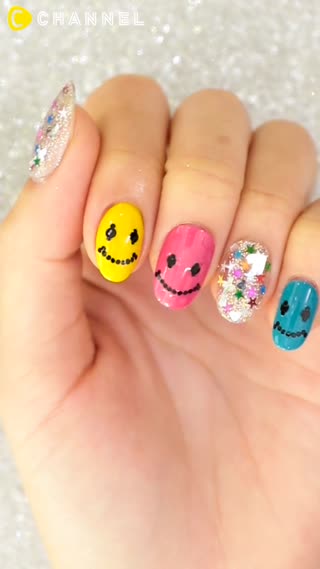 指先がにっこり可愛い！ニコちゃんネイル