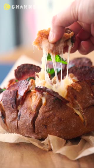 ちぎって食べる！カンパーニュ丸ごと千切りピザ！