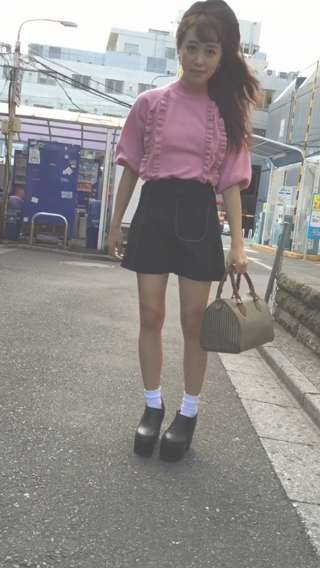 EBELE MOTIONのピンクのフリルニットでピンク×ブラックコーデ