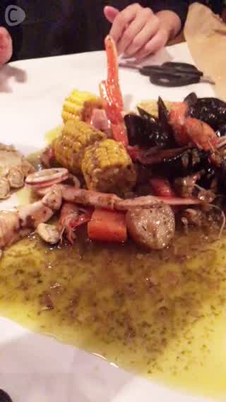 手づかみで食べる？！大阪梅田のDANCING CRAB