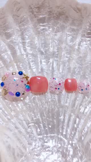 サンダルに合わせたい♡夏の囲みパーツフットネイル