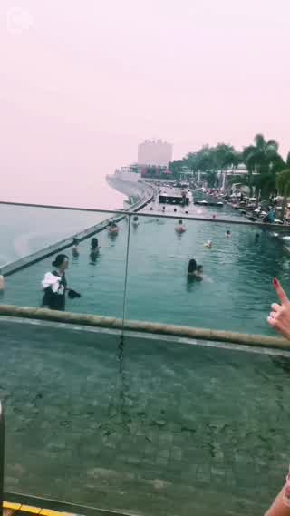 【新井美穂のシンガポール旅】マリーナベイサンズのプール後編！朝と夜のプール♪