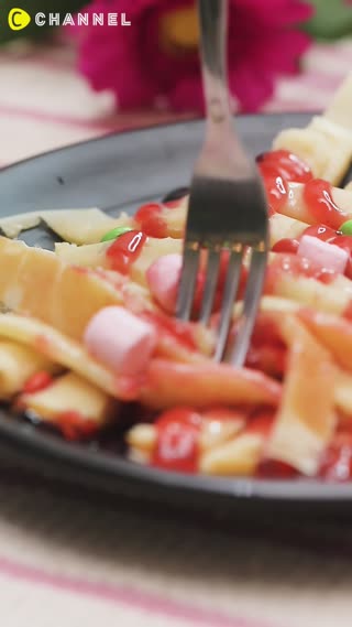 Fettucine Pancake Saus Stroberi