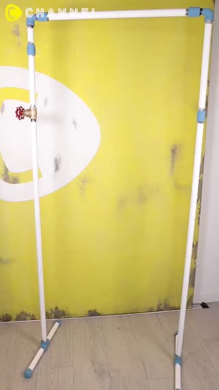 用水管做掛衣架！
