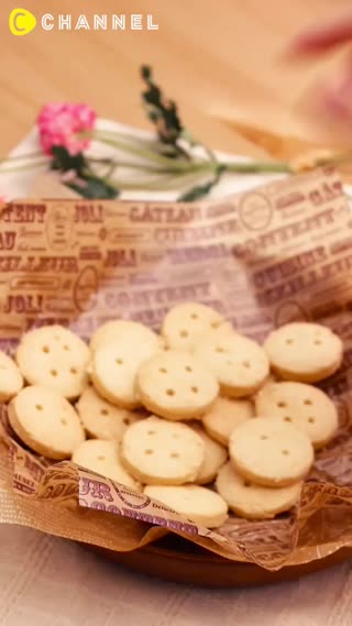 只要把全部材料放進袋子裡搓揉均勻即可！超簡單餅乾♡