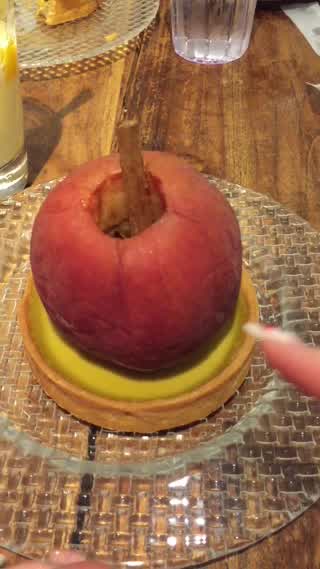 びっくり！丸ごとりんごが乗ってるタルト♡in 新宿ルミネ2「ハンド ベイクス」