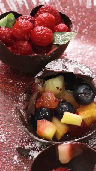 Buah dalam Mangkuk Coklat
