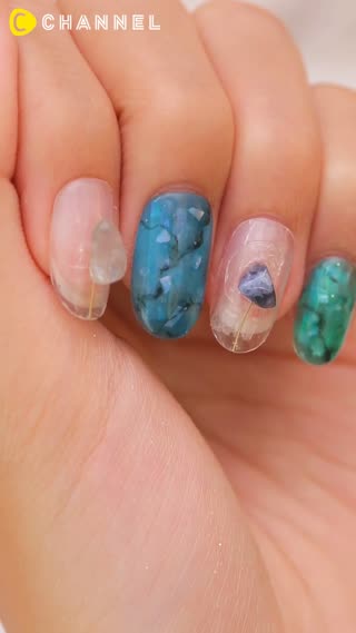 指先までアクセサリーみたい☆キラキラ鉱物ネイル