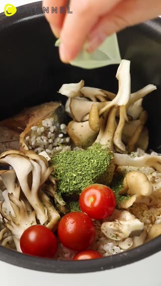 ข้าวอบปลาแมคเคอเรล จากหม้อหุงข้าวใบเดียว