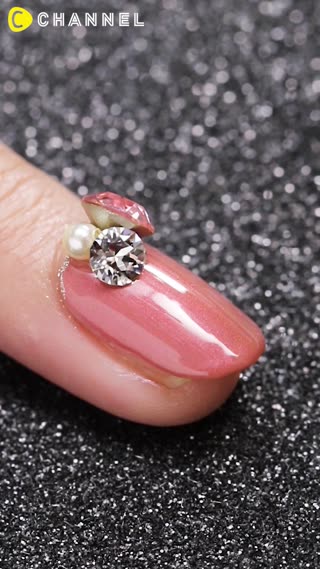 Simple and elegant! Jewel nail
