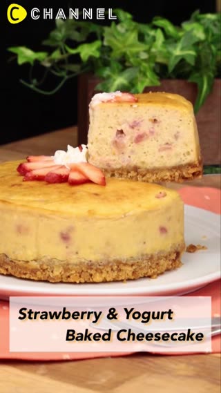 Strawberry & Yogurt Baked Cheesecake