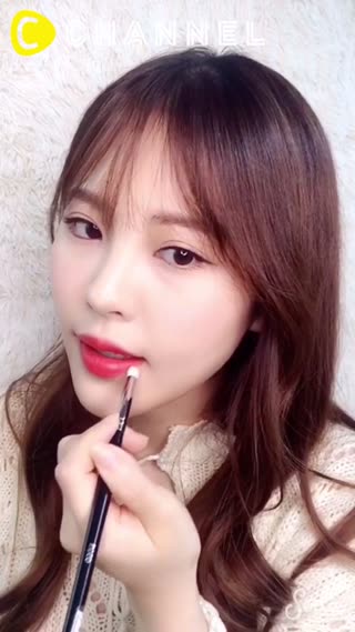 自然に見せる！高発色な赤リップ