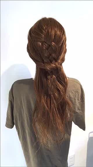 後ろの四つ編みが可愛い‼️三つ編みに飽きた方にオススメのヘアアレンジです‼️