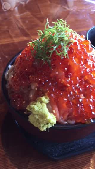 漁師めしをいただきます！伊豆高原ビールのてんこ盛り海鮮丼