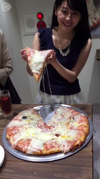 2.5kgの特大ピザ！渋谷スポンティーニで30分大食い1ホールチャレンジ