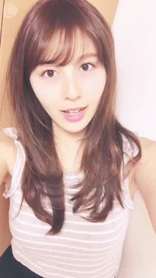 チークにツヤを出して華やか顔に