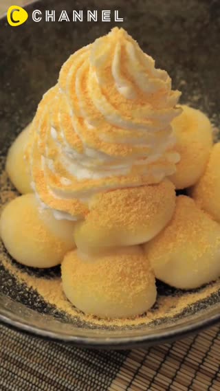 使用牛奶製成牛奶糯米丸子佐黑蜜醬！