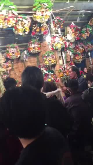 商売繁盛を願って飾り熊手を買いましょう！三の酉 in 新宿