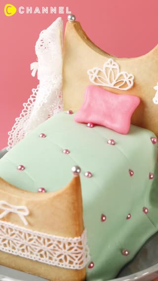 Fluffy! Strawberry Princess Bed Cake