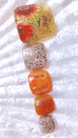 芸術の秋に向けて♡夏の終わりの向日葵フットネイル