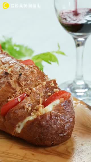 トマトとモッツァレラのガーリックトースト♪