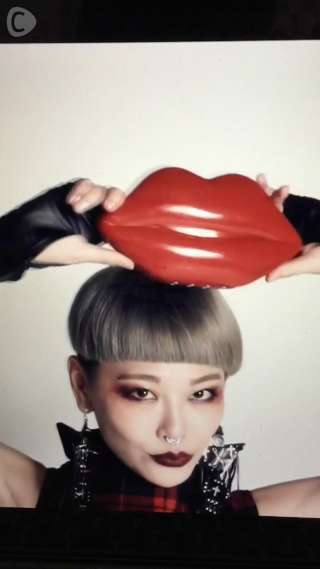 【台湾】真っ赤なリップがトレンドマーク♥英国発のバッグブランド知らなきゃ損々！？