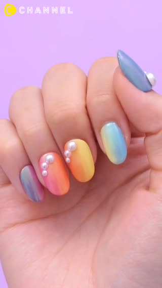 指先も春カラーで気分を上げたい！オーロラネイル