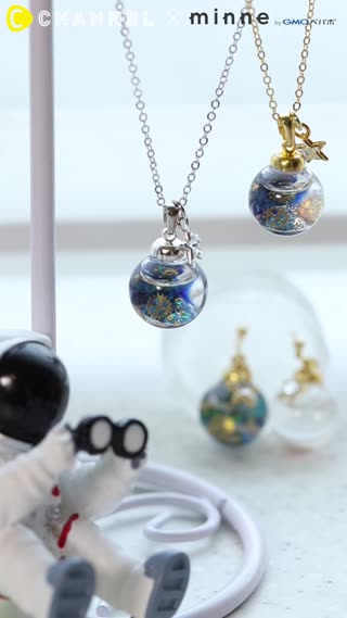 美しく幻想的な世界を胸元へ添える「スノードームのアクセサリー」