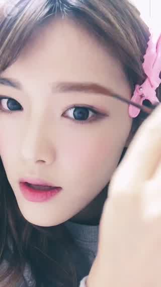 アイブロパウダーでナチュラルな眉を作る！