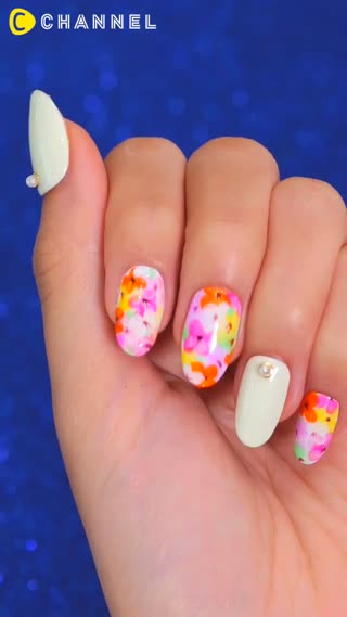 暑い日差しのなかでも映える♡白ベース×フラワーの重ねフラワーネイル