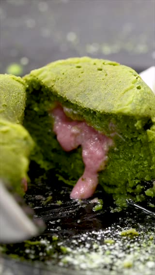 เค้กมัทฉะไส้ครีมสตรอว์เบอร์รี่ 