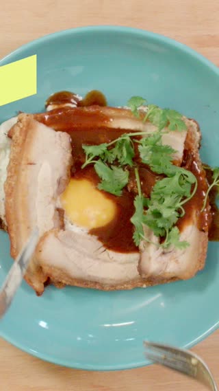 หมูกรอบไข่ลาวา