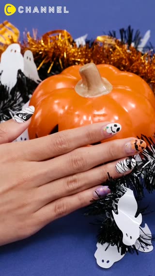 指先からハロウィンを感じる♡お化けネイル