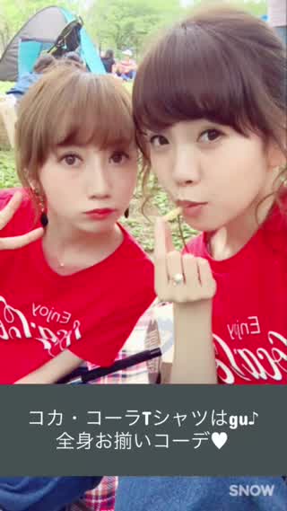 コカ・コーラTシャツでお揃いピクニック