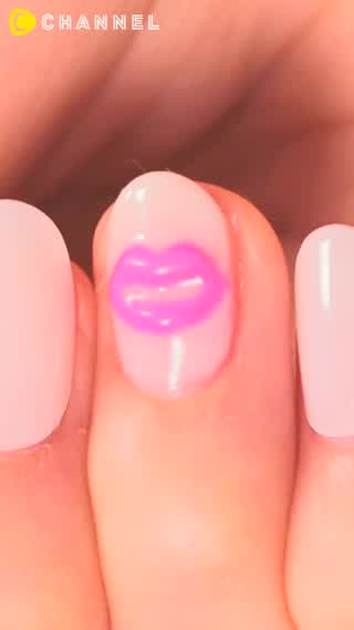 乙女チック！立体的な”クチビル”ネイル