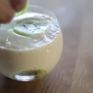 朝食にピッタリ！簡単ヨーグルトスムージーの作り方