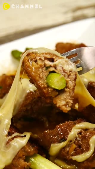 整根的蘆筍料理！蘆筍肉糰佐融化起司